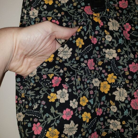 LEE SIGNATURE FLORAL PRINT CHINO SHORTS SIZE 20 NWOT - Picture 2 of 5